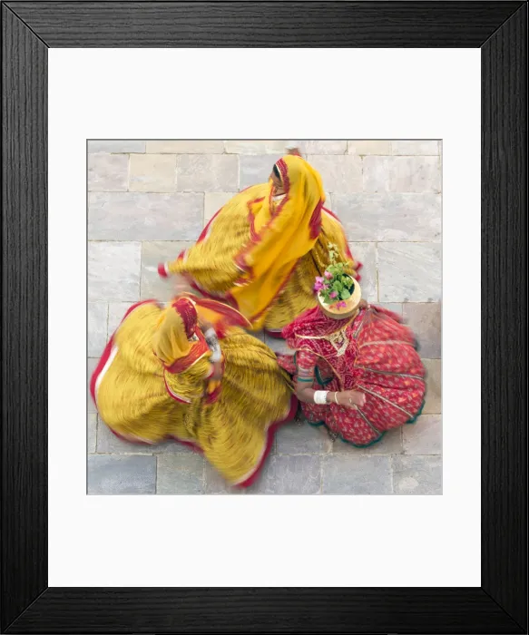 Framed Print : India, Rajasthan, Jaipur, Samode Palace, women wearing colourful Saris dancing (MR, PR) Framed Print : India, Rajasthan, Jaipur, Samode Palace, women wearing colourful Saris dancing (MR, PR)