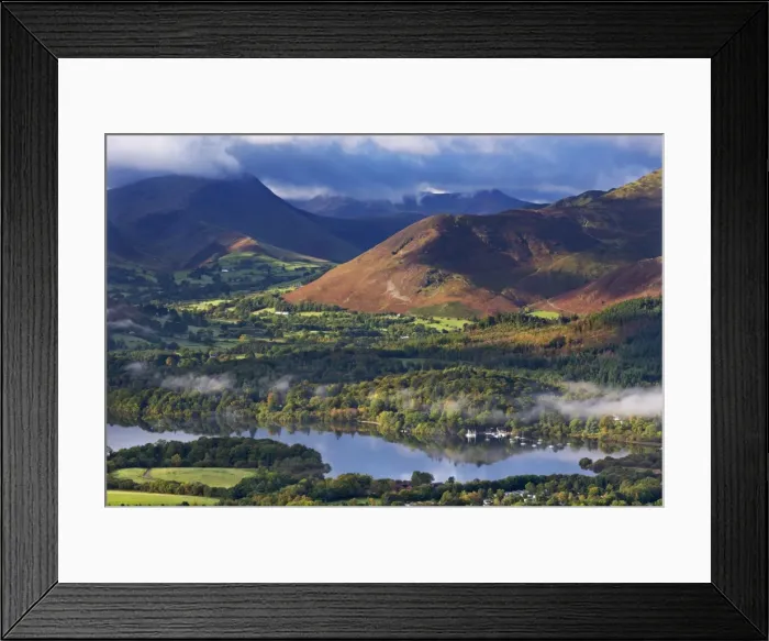 Framed Print : Mountains and woodland form a backdrop to Derwent Water in the Lake District, Cumbria, England