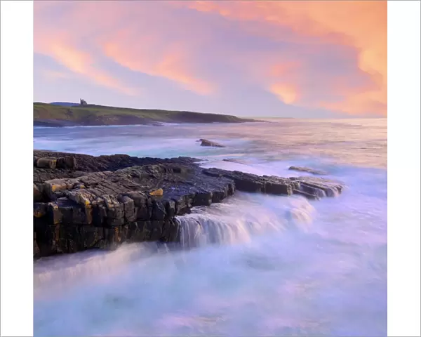 Ireland, Co. Sligo, Mullaghmore, coastline at dusk