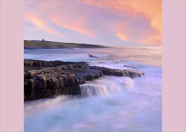 Ireland, Co. Sligo, Mullaghmore, coastline at dusk