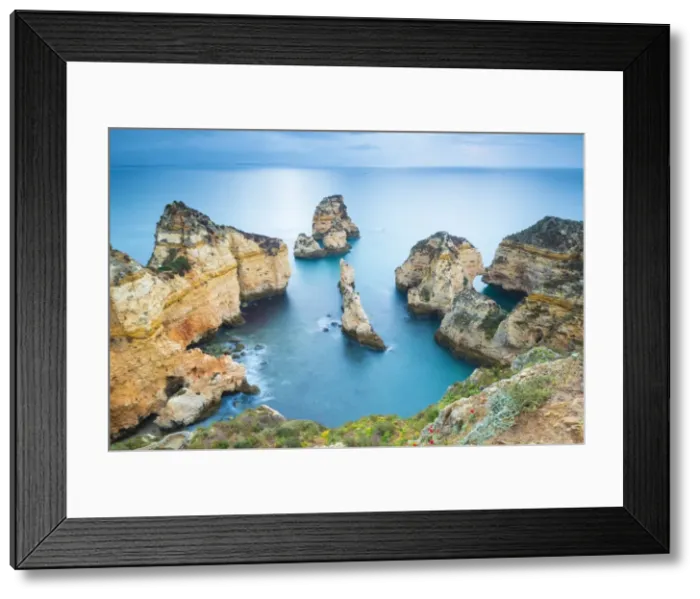 Framed Print : Ponta da Piedade, Lagos, Algarve, Portugal. Iconic cliffs of Praia de Piedade
