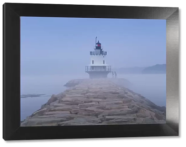 USA, Maine, South Portland, Spring Point Ledge Lighthouse in fog