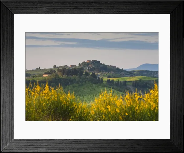 Framed Print : Hilltop village nr Asciano, Tuscany, Italy Framed Print : Hilltop village nr Asciano, Tuscany, Italy