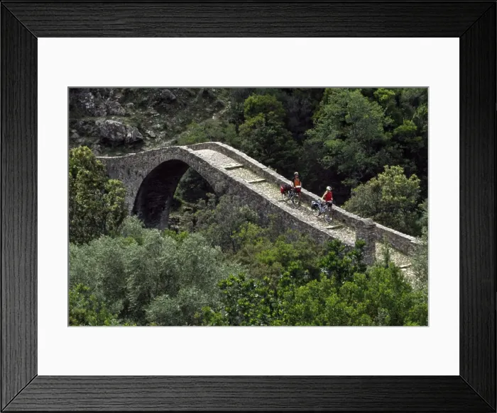 Framed Print : Radfahrer, Spelunca Schlucht, Genuesenbrucke, Ota, Korsika, Frankreich Framed Print : Radfahrer, Spelunca Schlucht, Genuesenbrucke, Ota, Korsika, Frankreich