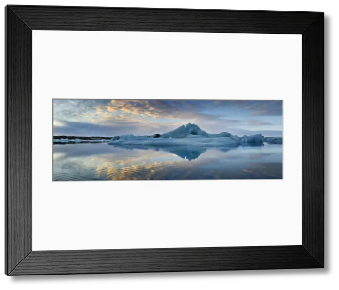 Framed Print : Iceland, South Iceland, Overview of the ice lagoon Jokulsarlon Framed Print : Iceland, South Iceland, Overview of the ice lagoon Jokulsarlon