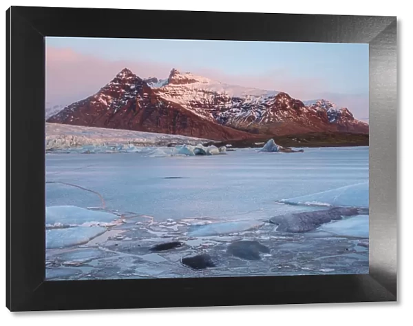 Iceland, Austurland, First lights of dawn in a glacier lagoon
