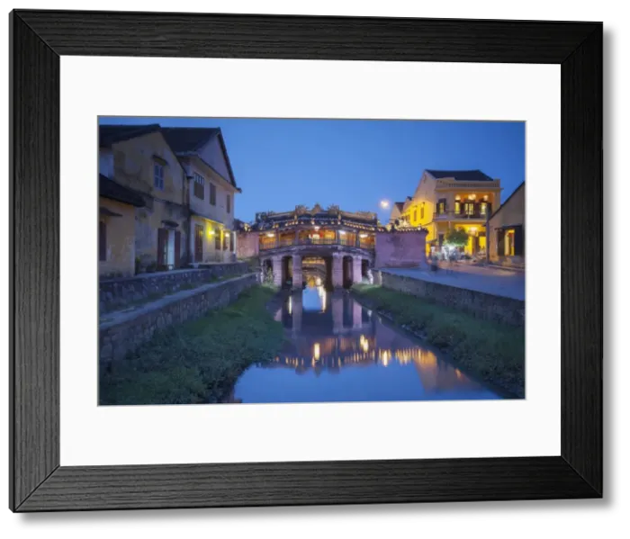 Framed Print : Japanese Bridge at dusk, Hoi An (UNESCO World Heritage Site), Quang Ham, Vietnam