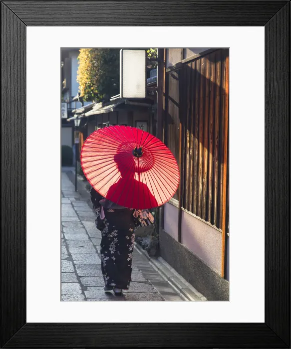 Framed Print : Woman in kimono walking along alleyway, Kyoto, Kansai, Japan (MR) Framed Print : Woman in kimono walking along alleyway, Kyoto, Kansai, Japan (MR)