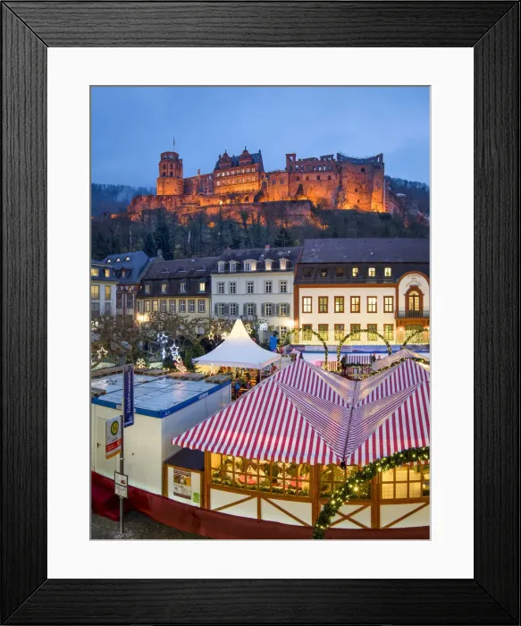 Framed Print : Christmas market at the Karlsplatz in Heidelberg with view towards the Heidelberg castle Framed Print : Christmas market at the Karlsplatz in Heidelberg with view towards the Heidelberg castle