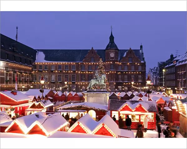 Christmas Market in front of the Town Hall, Dusseldorf, North Rhine Westphalia, Germany