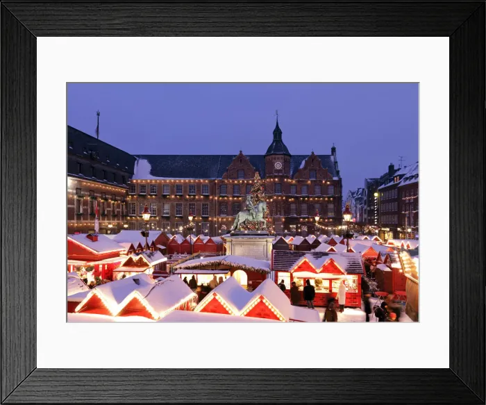Framed Print : Christmas Market in front of the Town Hall, Dusseldorf, North Rhine Westphalia, Germany Framed Print : Christmas Market in front of the Town Hall, Dusseldorf, North Rhine Westphalia, Germany