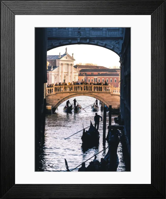 Framed Print : Venice, Veneto, Italy. Gondolas passing under the Bridge of Sighs