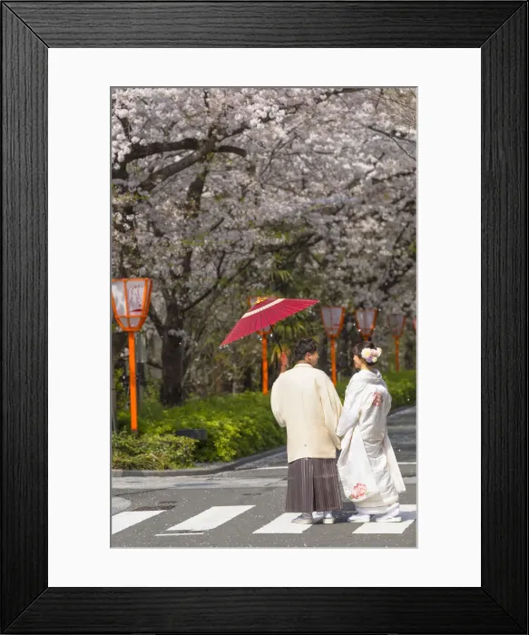 Framed Print : Couple in kimonos on Kiya-machi Dori, Kyoto, Kansai, Japan Framed Print : Couple in kimonos on Kiya-machi Dori, Kyoto, Kansai, Japan
