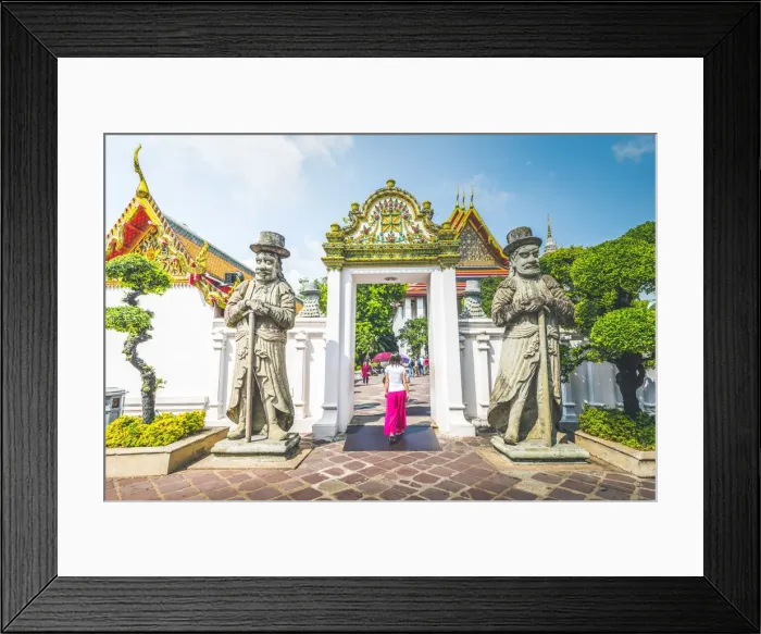 Framed Print : Wat Pho, Bangkok, Thailand. Tourist walking in the temple comples (MR) Framed Print : Wat Pho, Bangkok, Thailand. Tourist walking in the temple comples (MR)