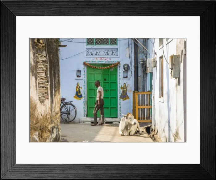 Framed Print : Street scene in the old town of Udaipur, Rajasthan, India