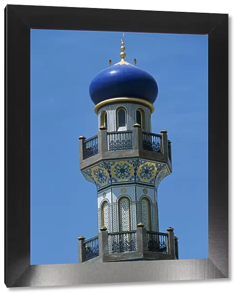 The tall minaret of the private mosque within Sultan