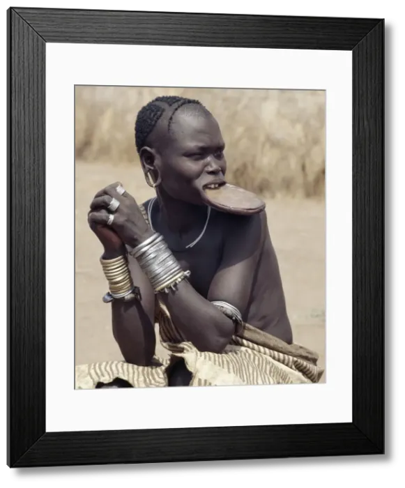 Framed Print : A Mursi woman wearing a large clay lip plate Framed Print : A Mursi woman wearing a large clay lip plate