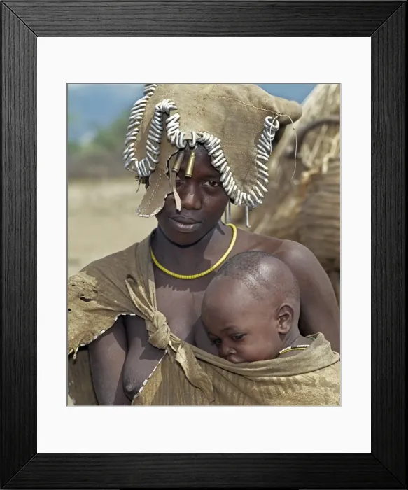 Framed Print : A Mursi mother and child Framed Print : A Mursi mother and child