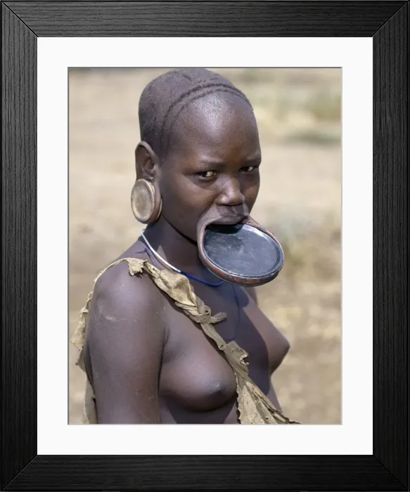 Framed Print : A Mursi woman wearing a large clay lip plate Framed Print : A Mursi woman wearing a large clay lip plate