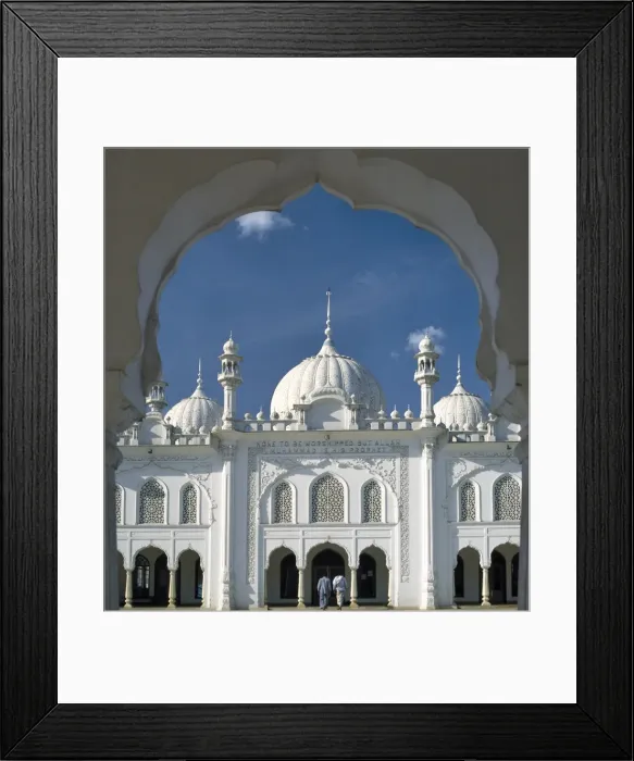Framed Print : Worshippers enter the Jamia Mosque in the centre of Nairobi Framed Print : Worshippers enter the Jamia Mosque in the centre of Nairobi