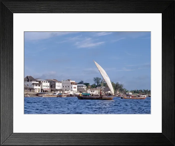 Framed Print : A mashua sails out of the sheltered, natural harbour of Lamu Island