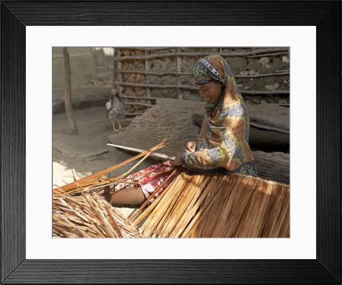 Framed Print : A woman makes makuti
