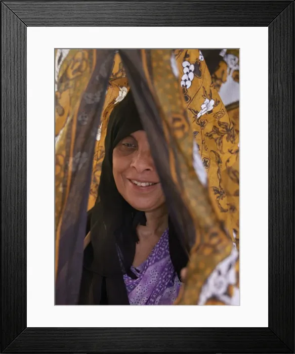 Framed Print : A Lamu woman demonstrates the use of the shiraa Framed Print : A Lamu woman demonstrates the use of the shiraa
