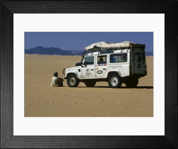Framed Print : Expedition vehicle in the Tenere region of the central Sahara
