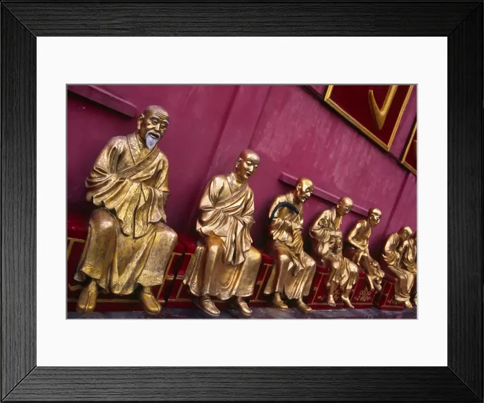 Framed Print : A row of golden Buddha statues at the Ten Thousand Framed Print : A row of golden Buddha statues at the Ten Thousand