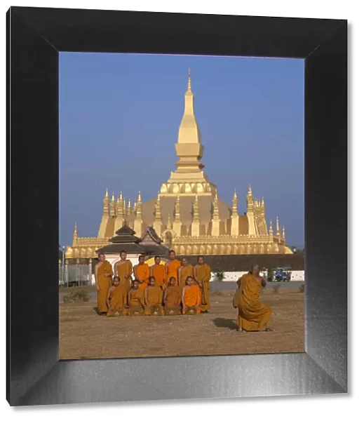 Great Stupa (Pha That Luang)  /  Monks