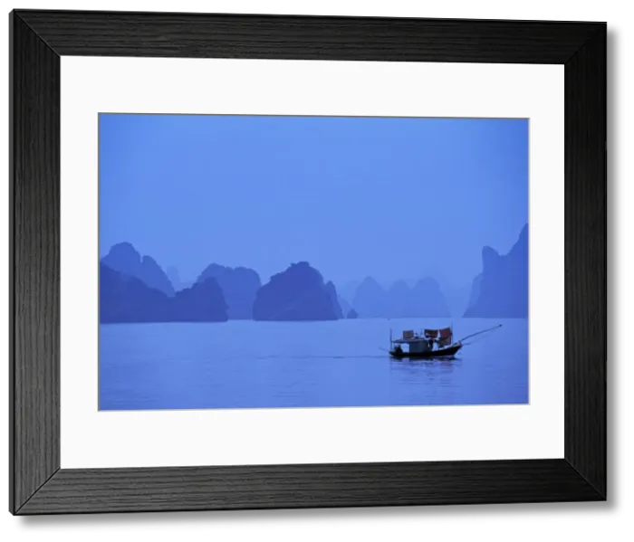 Framed Print : Halong Bay, Vietnam Framed Print : Halong Bay, Vietnam