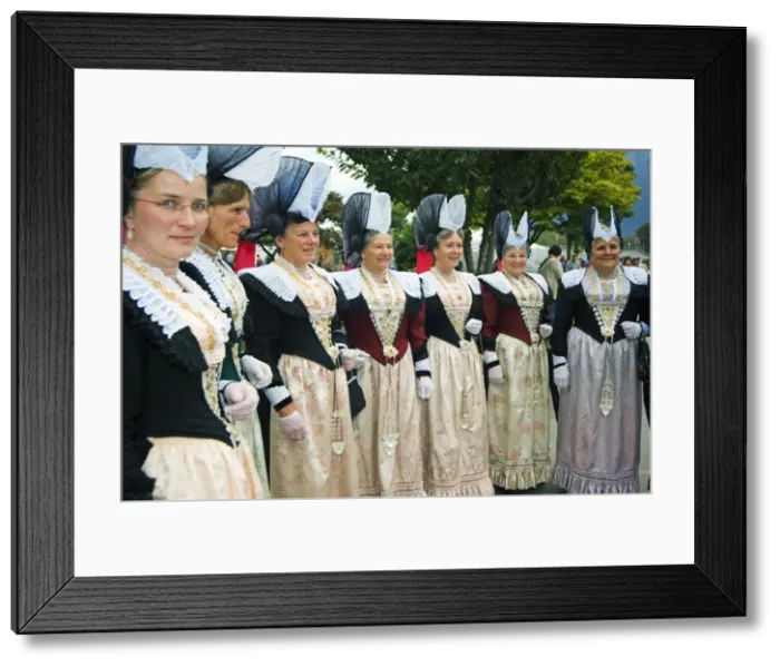 Framed Print : Women in traditional costume at the Unspunnen Bicentenary Festival Framed Print : Women in traditional costume at the Unspunnen Bicentenary Festival
