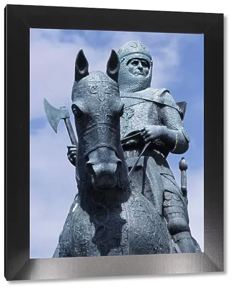 The statue of Robert the Bruce, at the Bruce Monument at Bannockburn