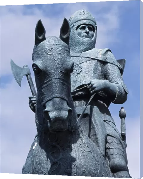 The statue of Robert the Bruce, at the Bruce Monument at Bannockburn