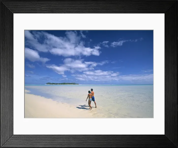 Framed Print : Couple on a beach, Aitutaki, Cook Islands