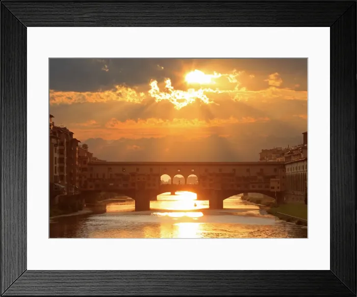 Framed Print : Florence, Tuscany, Italy. The Ponte Vecchio on the Arno River Framed Print : Florence, Tuscany, Italy. The Ponte Vecchio on the Arno River