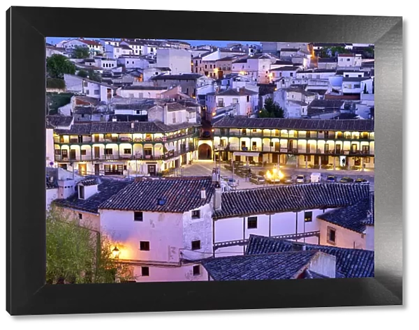 The old town of Chinchon with the 15-17th century Plaza Mayor at dusk. Castilla la Mancha