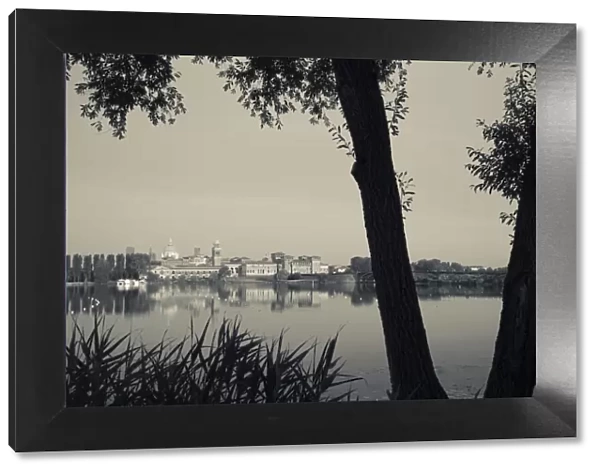 Italy, Lombardy, Mantua, town view and Palazzo Ducale from Lago Inferiore