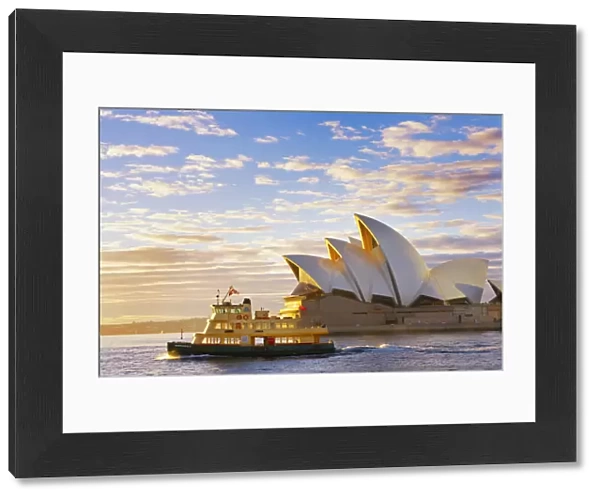 Australia, New South Wales, Sydney, Sydney Opera House, boat infront of opera house