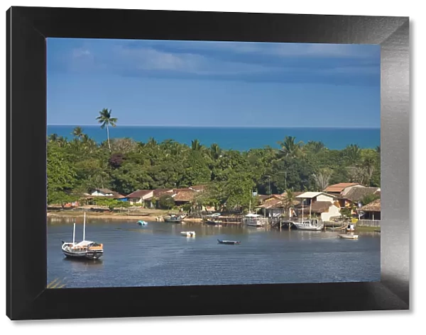 Brazil, Bahia, Caraiva, View of Caraiva village with the Caraiva in the foreground