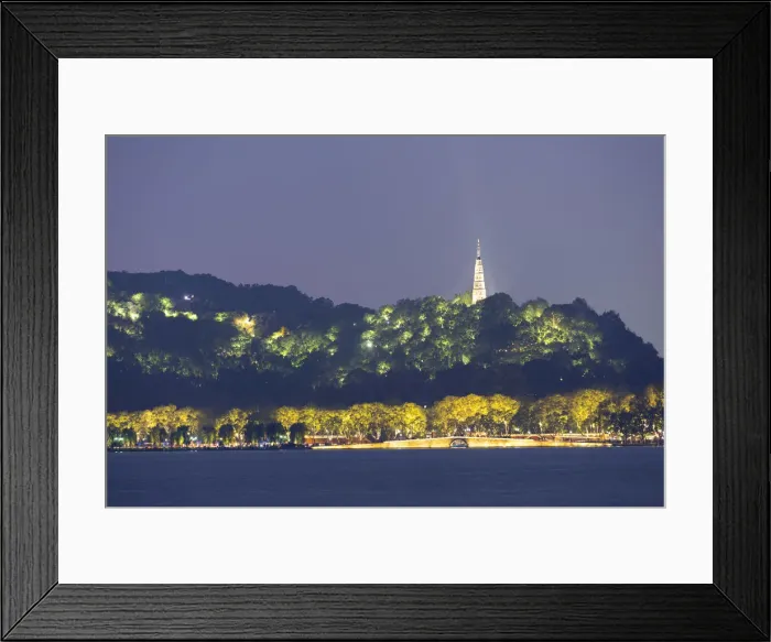 Framed Print : Baochu Pagoda and Bai Causeway on West Lake (UNESCO World Heritage Site) at dusk Framed Print : Baochu Pagoda and Bai Causeway on West Lake (UNESCO World Heritage Site) at dusk