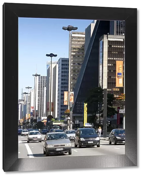 South America, Brazil, Sao Paulo, traffic and pedestrians on Avenida Paulista with