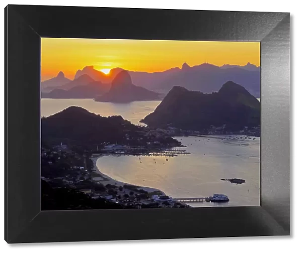 Brazil, State of Rio de Janeiro, Sunset over Rio de Janeiro viewed from Parque da