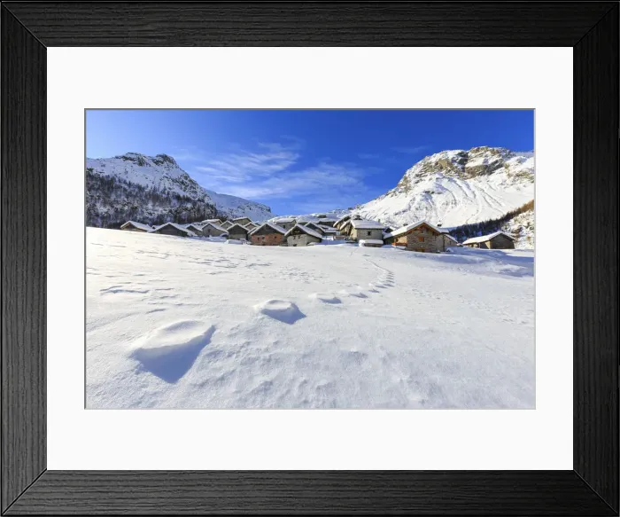 Framed Print : Footprints in the snow at Alpe Lendine. Vallespluga, Valchiavenna, Valtellina, Lombardy Framed Print : Footprints in the snow at Alpe Lendine. Vallespluga, Valchiavenna, Valtellina, Lombardy
