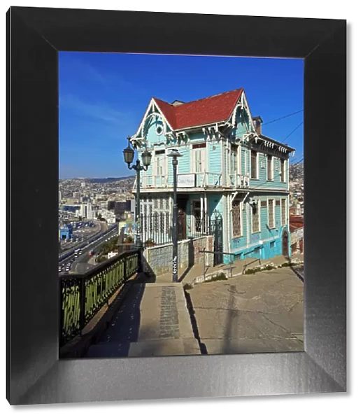 Chile, Valparaiso, Artilleria Hill, View of the characteristic blue house Casa Cuatro