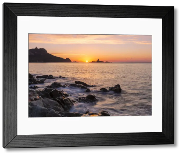 Framed Print : The Ile d Or silhouette at sunrise, viewed from Cap Dramont beach, Saint-Raphae Framed Print : The Ile d Or silhouette at sunrise, viewed from Cap Dramont beach, Saint-Raphae