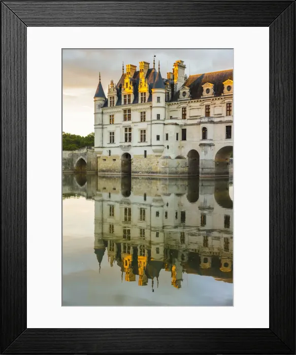 Framed Print : Chenonceau castle reflects itself on the Loire at sunset. Chenonceaux, Indre-et-Loire Framed Print : Chenonceau castle reflects itself on the Loire at sunset. Chenonceaux, Indre-et-Loire