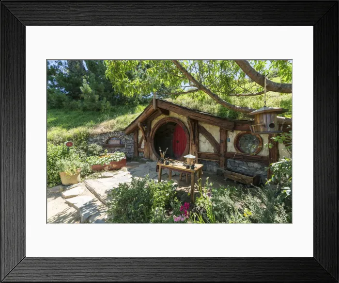 Framed Print : Hobbit house. Hobbiton Movie Set, Matamata, Waikato region, North Island, New Zealand Framed Print : Hobbit house. Hobbiton Movie Set, Matamata, Waikato region, North Island, New Zealand