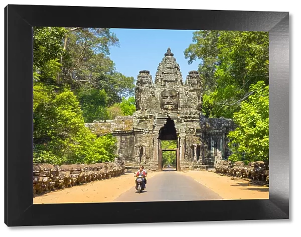 Victory Gate entrance to Angkor Thom, UNESCO World Heritage Site, Siem Reap Province