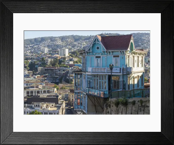 Framed Print : Famous blue Casa Cuatro Vientos restaurant at Paseo 21 de Mayo, UNESCO, Valparaiso